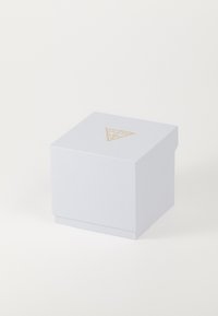 Hvit teksturert gaveeske med en brettet lokk og en gull trekantet logo på toppen. Esken er firkantet.