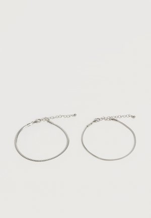 Zwei verstellbare silberne Armbänder mit unterschiedlichen Kettenstilen auf weißem Hintergrund, beide mit Karabinerverschluss.