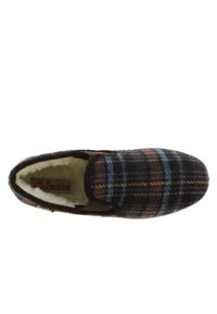 Zapatilla de cuadros marrón y azul, hecha de lana suave con un forro blanco esponjoso, que presenta un logo bordado y un diseño de punta redondeada.