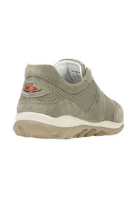Graue Wildledersneaker mit Mesh-Einsätzen, runder Form und beiger Gummisohle. Mit einem roten Akzent an der Ferse für bessere Sichtbarkeit.