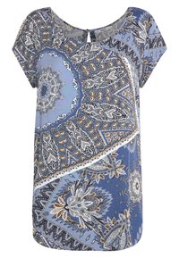 Haut à motifs bleu avec un design mandala aux accents blancs et bruns. Confectionné dans un tissu léger, avec des manches courtes et un dos à ouverture en forme de goutte.