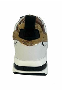 Sneaker bianca con retro testurizzato, dotata di un pannello con motivo mappa dorato e un accento nero nel tallone. Progettata con una suola ammortizzata.