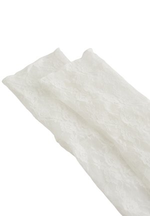 Bijela čipkasta tkanina s cvjetnim uzorkom, poluprozirna, presavijena na bijeloj pozadini.