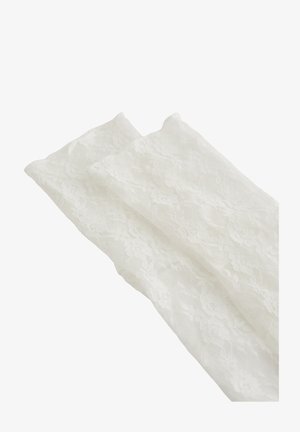 Bijela čipkasta tkanina s cvjetnim uzorkom, poluprozirna, presavijena na bijeloj pozadini.