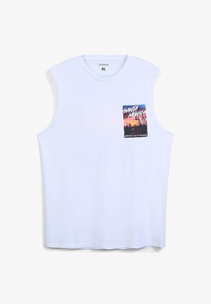 Biała bezrękawnikowa koszulka z bawełny z kwadratowym nadrukiem graficznym przedstawiającym "Santa Monica" oraz zachód słońca w odcieniach różu, niebieskiego i czarnego.