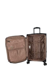 Maleta negra con ruedas y exterior duradero, interior espacioso de color beige con compartimentos y correas para la organización.