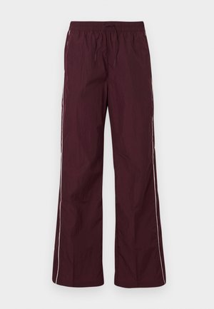 Pantalones transpirables burdeos con un acabado texturizado y un corte holgado. Presenta rayas laterales blancas y una cintura elástica con cordón ajustable.