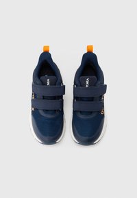 Σκούρα μπλε αθλητικά παπούτσια με πλέγμα και συνθετικό υλικό, με δύο λουριά βέλκρο, πορτοκαλί λεπτομέρειες και μαλακό γιακά για άνεση.