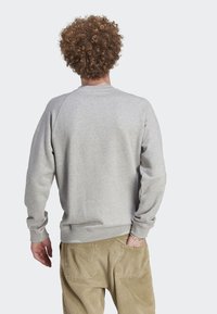adidas Originals ADICOLOR CLASSICS TREFOIL CREWNECK - Sweatshirt - medium grey heather