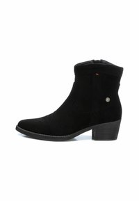 Stivale alla caviglia in suede nero con tacco basso a blocco, punta rotonda e cuciture decorative sui lati; presenta un piccolo accento metallico.