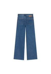 Breda ben blå denimjeans med hög midja, med två bakfickor och en läderlogotyp på midjebandet. Slät textur.