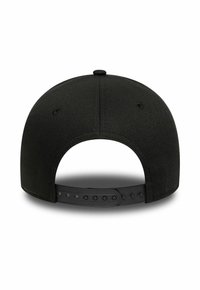 Juodas snapback kepurė su lygia audinio apdaila, suapvalinta viršūne ir reguliuojamu plastikiniu dirželiu, turinčiu kelis dydžio išpjovimus.