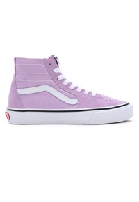Zapatillas altas moradas de tela con acentos blancos, que presentan un diseño clásico, cordones planos y una suela de goma negra.