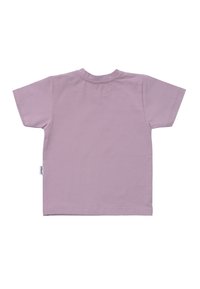 Kurzärmliges, fliederfarbenes Baumwoll-T-Shirt mit rundem Halsausschnitt. Verfügt über ein kleines Etikett an der linken Seitennäht und hat eine glatte, gleichmäßige Textur.