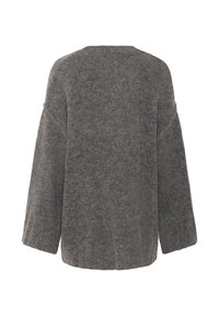 Siv pulover z oversized krojem, izdelan iz mehkega in puhastega blaga. Ima širok, okrogel vratni izrez ter ohlapne, dolge rokave brez manšet.
