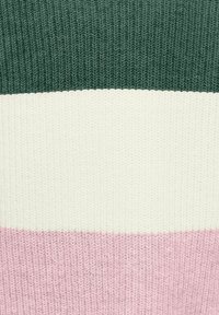 Gebreide trui in donker groen, crème en zacht roze horizontale strepen. Kenmerkt een gestructureerde, ribbelstof met zichtbare stiksels.
