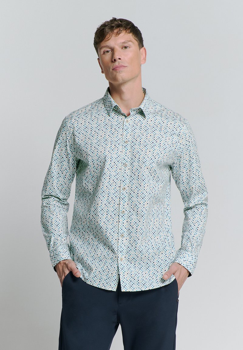 Hellblaues Hemd mit Knopfleiste und geometrischem Muster in dunklerem Blau und Creme. Hergestellt aus glattem Stoff mit langen Ärmeln.