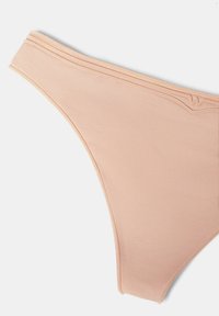 Lichtroze string vervaardigd uit gladde stof; heeft een smalle tailleband met subtiele ontwerpdetaillering langs de randen.