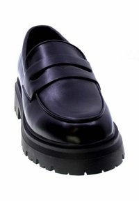 Mocassini in pelle nera con due fasce orizzontali, finitura liscia e suola spessa e texturizzata. Design con punta arrotondata.