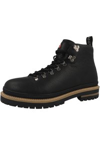 Stivali da trekking in pelle nera con accessori in metallo argentato, sistema di allacciatura, finitura texturizzata, suola in gomma e una suola beige e nera a contrasto.