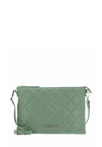 Sac bandoulière en cuir vert matelassé avec fermeture éclair, sangle ajustable et accent logo métallique. Forme rectangulaire avec motif en losanges.