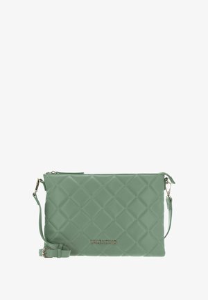 Sac bandoulière en cuir vert matelassé avec fermeture éclair, sangle ajustable et accent logo métallique. Forme rectangulaire avec motif en losanges.