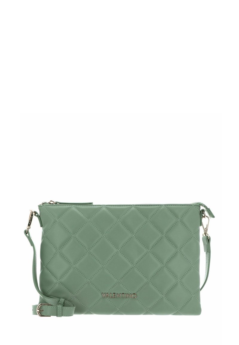 Sac bandoulière en cuir vert matelassé avec fermeture éclair, sangle ajustable et accent logo métallique. Forme rectangulaire avec motif en losanges.