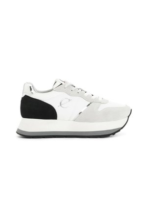 Hvide, grå og sorte lavtop atletiske sneakers med hvide snørebånd og en tyk sål vist i højre sideprofil.