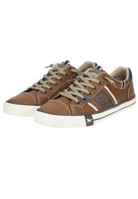 Baskets en cuir marron avec des lacets beige, des rayures blanches sur les côtés et des accents bleu marine. Présentent une surface texturée et une semelle en caoutchouc blanche.