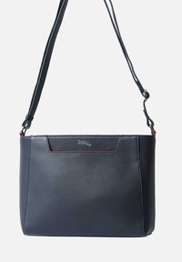 Marineblauwe leren handtas met een gladde textuur, rechthoekige vorm, verstelbare schouderriem en rode accentstiksels bij de bovenkant.