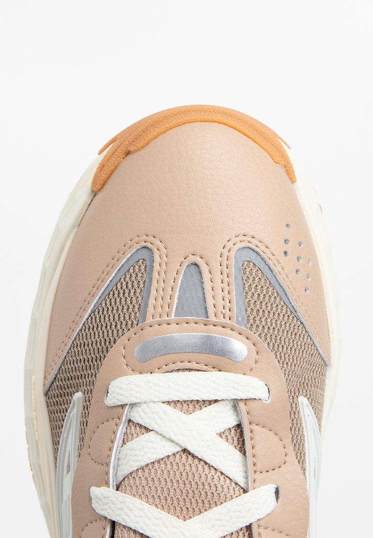 Sneaker beige con tomaia in rete testurizzata, sovrapposizioni in pelle liscia, accenti grigi e lacci bianchi; punta rotonda con dettagli arancioni.