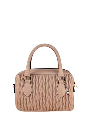 Petit sac à main matelassé beige avec doubles anses, ferrures dorées et une petite étiquette rouge, blanche et verte suspendue à la tirette de la fermeture éclair avant.