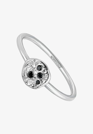Anillo de plata de ley con un engaste texturizado de forma orgánica que presenta tres piedras preciosas negras. Banda suave con acabado pulido.