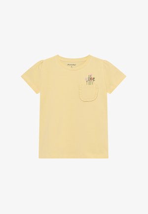 Żółta bawełniana koszulka z krótkimi rękawami, z falbaniastą kieszenią i kwiatową haftem w kolorach różowym i zielonym na wysokości klatki piersiowej.