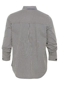 Chemise à boutons rayée avec rayures verticales bleu marine et crème, manches longues, col et empiècement au dos avec plis. Tissu tissé doux.