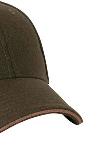 Casquette en laine marron avec une couronne structurée, un visière courbée et des coutures marron contrastantes le long du bord. Texture douce et couleur unie.