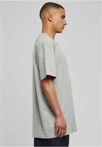 Grå bomulls t-skjorte med avslappet passform, kortermer og rund hals. Jevn tekstur, rett kant og minimalistisk design.