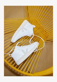 Valittu, extra white/natural