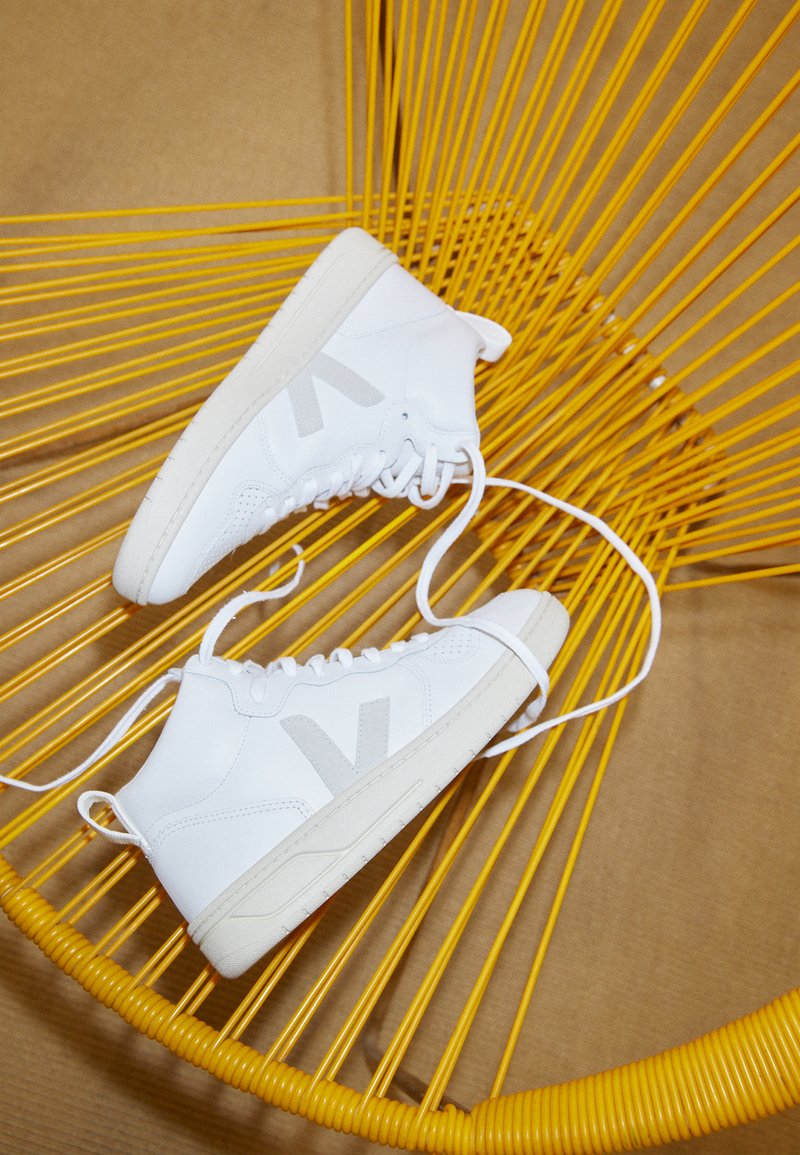 Veja V-15 extra white/natural/white