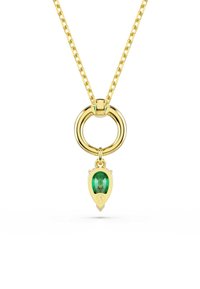 Gouden ketting met een ronde gouden hanger waarin een druppelvormige groene edelsteen hangt.