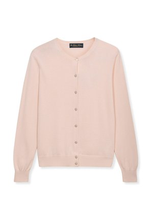 Hellrosa, langärmelige Strickjacke mit Knöpfen, rundem Ausschnitt sowie gerippten Bündchen und Saum, flach auf weißem Hintergrund liegend.