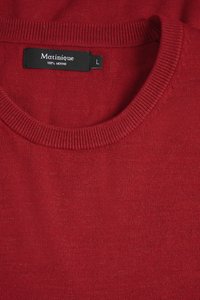 Pulover roșu din lână merinos cu guler rotund, cu guler ribanat, textură netedă și etichetă pe care scrie "Matinique" și mărimea "L".