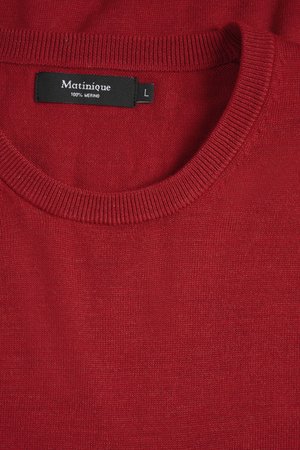 Punane meriinovillane kampsun paelribiga kaelusega, millel on soonikkoes krae, sile tekstuur ja silt, millel kirjas "Matinique" ning suurus "L".