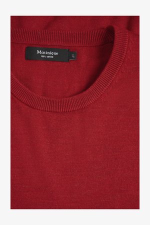 Punane meriinovillane kampsun paelribiga kaelusega, millel on soonikkoes krae, sile tekstuur ja silt, millel kirjas "Matinique" ning suurus "L".