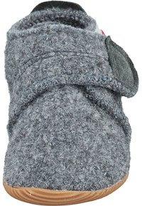 Grijze felt slipper met een gestructureerde bovenkant, verstelbare klittenbandsluiting en een flexibele rubberen zool. Beschikt over een afgerond te ontwerp.