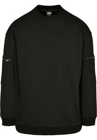 Felpa nera in tessuto morbido, con scollo rotondo, maniche lunghe e una tasca con cerniera sul braccio sinistro.