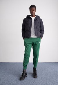 Nike Sportswear CLUB JGGR - Tepláky - fir/white