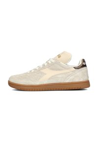 Beige suède sneakers met crèmekleurige accenten, een gestructureerde bovenkant, rubberen zool en een metallic hiel detail. Voorzien van vetersluiting en branding.