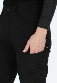 Swedemount GLITTERTIND 3/4 W - Shorts - black/black