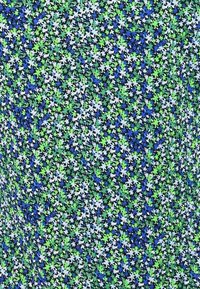 Blommönstrad tygdesign med små blommor i nyanser av blått, grönt och vitt mot en svart bakgrund. Texturen verkar slät.